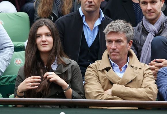 Blanche, aujourd’hui âgée de 27 ans, est déjà adulte et poursuit sa propre vie, tandis que Lucien, encore tout petit puisqu'il 3 ans, fait découvrir à Philippe Caroit une paternité plus récente mais tout aussi intense. 

Philippe Caroit et sa fille Blanche - People dans les tribunes lors du Tournoi de Roland-Garros (les Internationaux de France de tennis) à Paris, le 29 mai 2016. © Dominique Jacovides/Bestimage