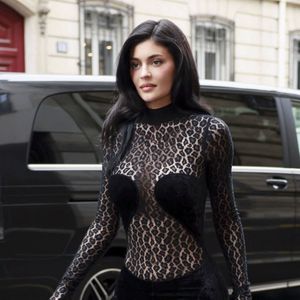 La raison ? La jeune femme vient de perdre un être cher.

Exclusif  - Kylie Jenner à Paris.

Photo : Backgrid USA / Bestimage