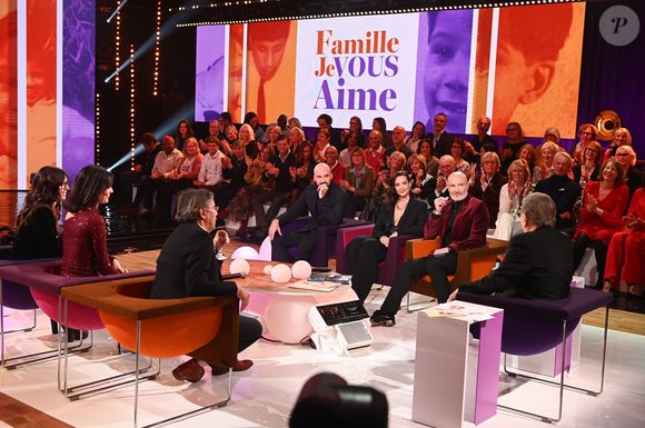 Exclusif - Frank Leboeuf, son épouse Chrislaure Nollet et sa belle-fille Djéane Nollet et ses enfants Hugo et Jade Leboeuf lors de l'enregistrement de l'émission "Famille je vous aime" présentée par M.Drucker et qui sera diffusée le 29 décembre sur France 3, au studio Rive gauche, à Paris, France, le 2 décembre 2025. © Gaffiot-Perusseau/Bestimage