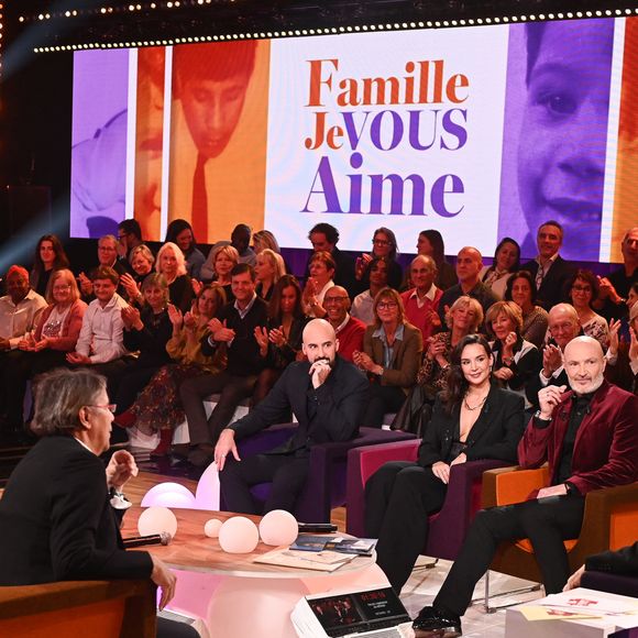 Exclusif - Frank Leboeuf, son épouse Chrislaure Nollet et sa belle-fille Djéane Nollet et ses enfants Hugo et Jade Leboeuf lors de l'enregistrement de l'émission "Famille je vous aime" présentée par M.Drucker et qui sera diffusée le 29 décembre sur France 3, au studio Rive gauche, à Paris, France, le 2 décembre 2025. © Gaffiot-Perusseau/Bestimage