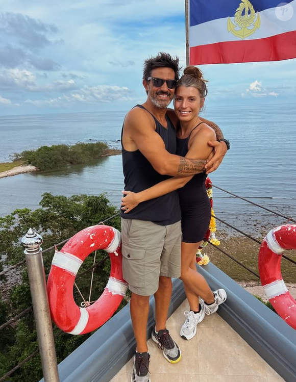 "Pour mon bébé, j'ai pris la voiture en pleine nuit. Je pense qu'il était aux alentours de 3h du matin. Parce que malheureusement, elle avait des coliques et je n'avais pas envie de réveiller toute la maison"

Jean-Pascal Lacoste et sa femme Delphine Tellier sur Instagram