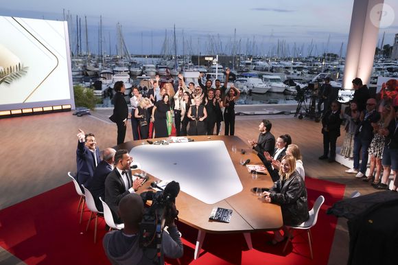 Exclusif - Mohamed Bouhafsi, Celine Salette, Samuel Lebihan, Charlotte Le Bon, Anne-Elisabeth Lemoine, Patrick Cohen, Santa, Bertrand Chameroy, Pierre Lescure sur le plateau de l'émission "C à vous" lors du 77ème Festival International du Film de Cannes (14 - 25 mai 2024), le 24 mai 2024.  © Jack Tribeca / Bestimage