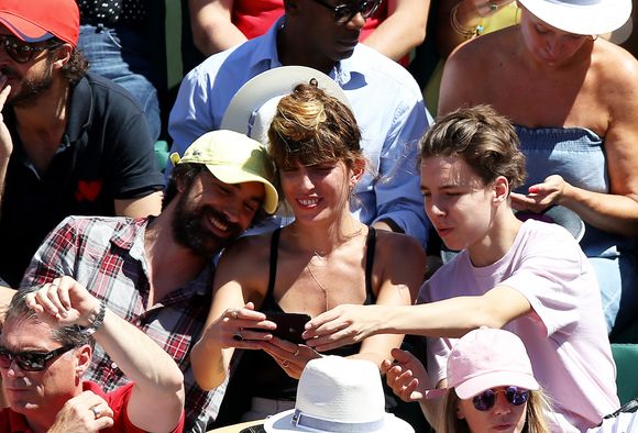 Lou Doillon entre son fils Marlowe dans les tribunes lors des internationaux de France de Roland Garros à Paris. Le 10 juin 2017.  © Jacovides - Moreau / Bestimage