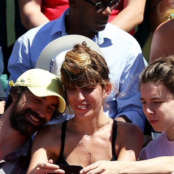 Lou Doillon entre son fils Marlowe dans les tribunes lors des internationaux de France de Roland Garros à Paris. Le 10 juin 2017.  © Jacovides - Moreau / Bestimage