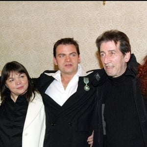 Clovis entouré de sa mère, Myriam Boyer, son père Roger Cornillac, sa sœur Elisa et son frère Arny Berry – Clovis Cornillac a reçu les insignes de chevalier de l'ordre des Arts et des Lettres des mains de Christophe Girard, à l’issue de la représentation "Je viens d’un pays de neige" avec sa mère Myriam Boyer, au Théâtre Déjazet
Photographe :
Bahi / Bestimage