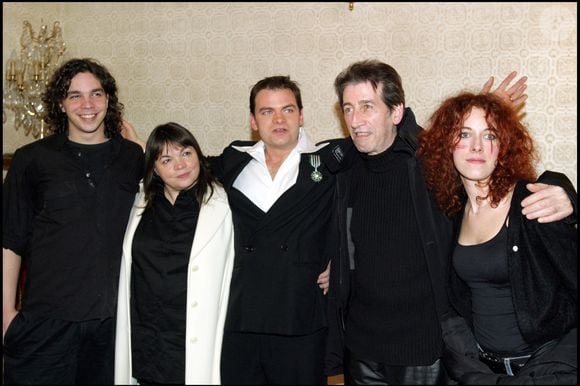 Clovis entouré de sa mère, Myriam Boyer, son père Roger Cornillac, sa sœur Elisa et son frère Arny Berry – Clovis Cornillac a reçu les insignes de chevalier de l'ordre des Arts et des Lettres des mains de Christophe Girard, à l’issue de la représentation "Je viens d’un pays de neige" avec sa mère Myriam Boyer, au Théâtre Déjazet
Photographe :
Bahi / Bestimage