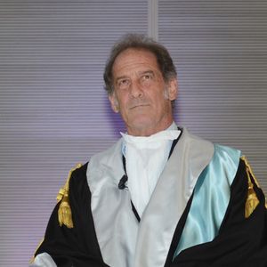 Après avoir écouté un extrait du documentaire d’Arte, "Vincent Lindon, cœur sanglant", où le papa de Suzanne et Marcel déclarait : "Je ne peux plus me présenter devant les caméras.

L'acteur français Vincent Lindon reçoit le prix du Master honorifique Arts de la narration à Milan, Italie, le 10 février 2025. © Nick Zonna/IPA via ZUMA Press/Bestimage