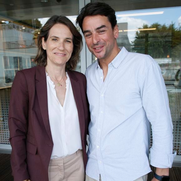 Sur les réseaux sociaux, ils ont tous les deux partagé des images de leur séjour.

Exclusif - Julian Bugier et sa femme Claire Fournier - Déjeuner dans la loge de France Télévisions lors de la Finale Hommes des Internationaux de France de Tennis de Roland Garros 2024 - Jour 15 à Paris. Le 9 Juin 2024. 
© Bertrand Rindoff / Bestimage