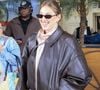 Pour la star, pas question de passer par la case maquillage permanent ou autres alternatives plus douloureuses. Héléna a trouvé l'équation parfaite en associant deux produits dont elle ne peut plus se passer. 

Helena arrive à l'aéroport de Nice pour le 79ème Festival International du Film de Cannes, France, le 15 mai 2026. © Laeticia Notariani/Bestimage