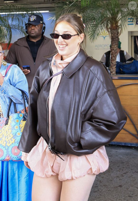 Pour la star, pas question de passer par la case maquillage permanent ou autres alternatives plus douloureuses. Héléna a trouvé l'équation parfaite en associant deux produits dont elle ne peut plus se passer. 

Helena arrive à l'aéroport de Nice pour le 79ème Festival International du Film de Cannes, France, le 15 mai 2026. © Laeticia Notariani/Bestimage