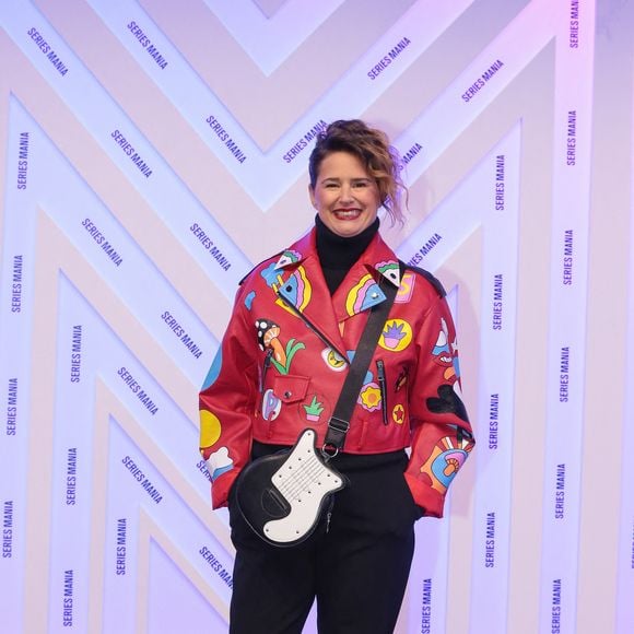 "Je lui ai demandé de me lister toutes les raisons qui expliqueraient pourquoi je ne perdais pas de poids. Elle m'a conseillé de faire une prise de sang", a-t-elle poursuivi.

Élodie Poux au Festival Séries Mania à Lille le 25 mars 2026.

© Stéphane Vansteenkiste / Bestimage
