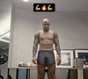 Il n'y a pas que les abdos ! Dans sa vidéo, on découvre un dos tracé et des cuisses ultra-musclées !