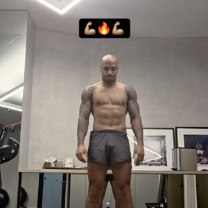 Il n'y a pas que les abdos ! Dans sa vidéo, on découvre un dos tracé et des cuisses ultra-musclées !