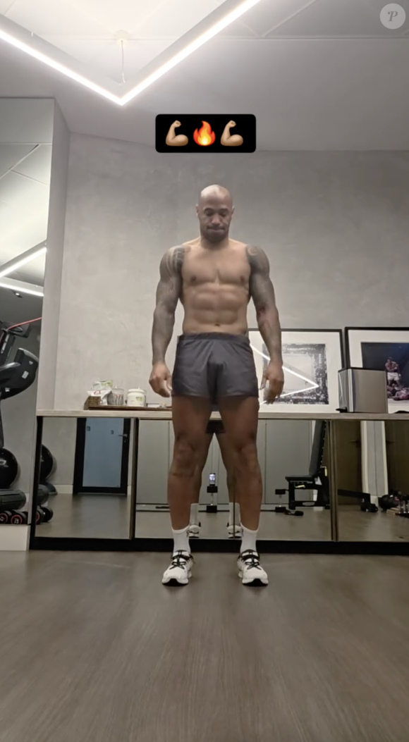 Il n'y a pas que les abdos ! Dans sa vidéo, on découvre un dos tracé et des cuisses ultra-musclées !