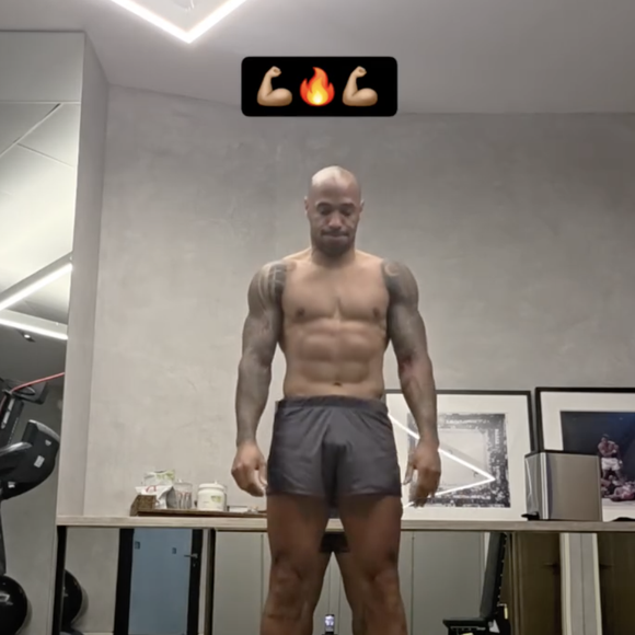 Il n'y a pas que les abdos ! Dans sa vidéo, on découvre un dos tracé et des cuisses ultra-musclées !