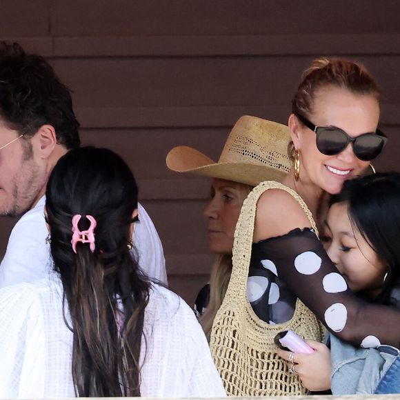 Exclusif - Laeticia Hallyday accompagnée de son compagnon Frédéric Suant et de sa fille Joy sont aller acceuillir Jade à l'aéroport de Saint-Barthélemy-Rémy-de-Haenen où tout le monde se retrouve pour le 50ème anniversaire de Laeticia, à Saint-Jean, Saint-Barthélémy, Antilles françaises, France, le 15 mars 2025. DOMINIQUE JACOVIDES / BESTIMAGE