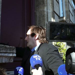 Pierre Palmade est sorti de la prison de Bordeaux, il purgera sa peine sous bracelet électronique à son domicile. Le 16 avril 2025
L’humoriste, à qui un aménagement de peine a été accordé pour purger sa condamnation après un grave accident de la route en Seine-et-Marne, a quitté ce mercredi matin la prison de Gradignan, près de Bordeaux. Agence / Bestimage