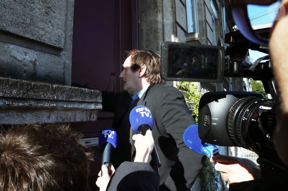Pierre Palmade est sorti de la prison de Bordeaux, il purgera sa peine sous bracelet électronique à son domicile. Le 16 avril 2025
L’humoriste, à qui un aménagement de peine a été accordé pour purger sa condamnation après un grave accident de la route en Seine-et-Marne, a quitté ce mercredi matin la prison de Gradignan, près de Bordeaux. Agence / Bestimage