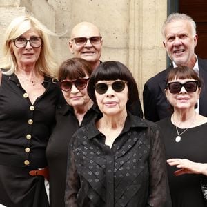 Exclusif - Mireille Mathieu avec ses deux soeurs Christiane et Monique Mathieu, Hervé Marc (manager et le fidèle collaborateur de la chanteuse) et le couple Jean et Catherine Madar lors de la cérémonie religieuse pour Olivier Echaudemaison en l'église Saint-Roch à Paris, France, le 7 septembre 2026. © Christophe Aubert/Bestimage
