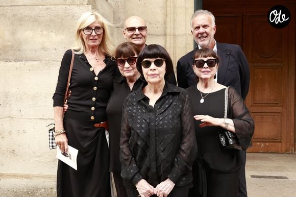 Exclusif - Mireille Mathieu avec ses deux soeurs Christiane et Monique Mathieu, Hervé Marc (manager et le fidèle collaborateur de la chanteuse) et le couple Jean et Catherine Madar lors de la cérémonie religieuse pour Olivier Echaudemaison en l'église Saint-Roch à Paris, France, le 7 septembre 2026. © Christophe Aubert/Bestimage