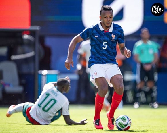Le défenseur diversifie ainsi ses revenus avec le label streetwear Homies From Paris, fondé avec son ami et directeur créatif Oscar Goba Noel.

Jules Kounde of France and Sadio Mane of Senegal fight for possession  - Match de groupe I "France - Sénégal (3-1)" lors de la Coupe du Monde FIFA 2026 (FIFA World Cup 2026) le 16 juin 2026. © PsnewZ/Bestimage