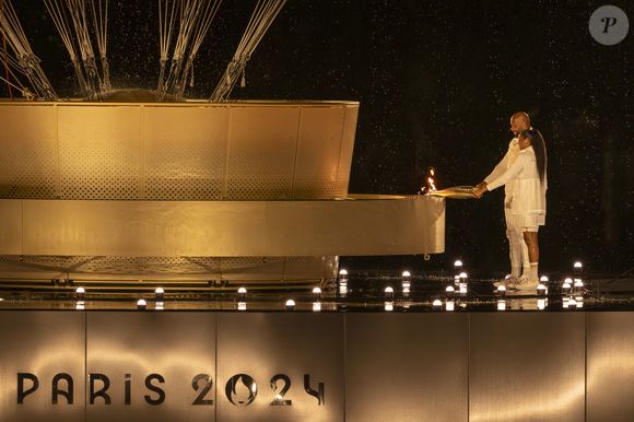 Vue du chaudron allumé attaché à un ballon géant flottant dans les airs - Cérémonie d'ouverture des Jeux Olympiques (JO) de Paris 2024 le 26 juillet 2024 (Credit Image: © Richard Callis/Sport Press Photo via ZUMA Press)