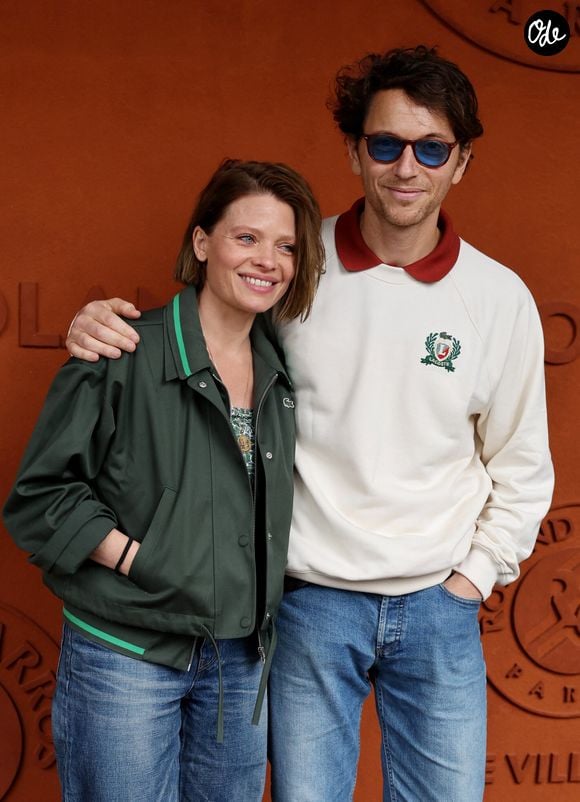 Mélanie Thierry et son compagnon le chanteur Raphaël au village lors des Internationaux de France de Tennis de Roland Garros 2025, à Paris, France, le 4 Juin 2025. © Jacovides-Moreau/Bestimage