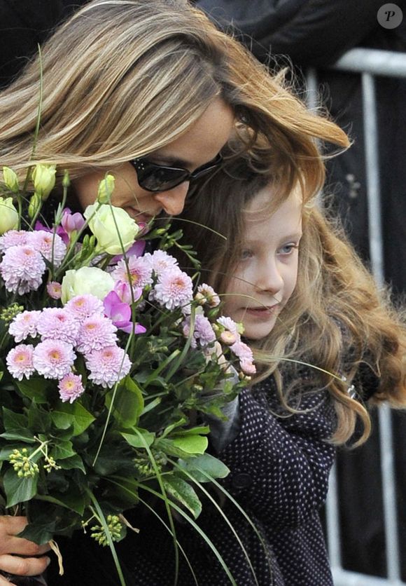 Malheureusement, alors qu'elle avait seulement 7 ans, Louise Depardieu perdait son papa, Guillaume Depardieu le 13 octobre 2008...

Louise, la fille de Guillaume Depardieu, arrive à la cérémonie d'enterrement de son père Guillaume Depardieu à l'église Notre-Dame de Bougival, près de Paris, France, le 17 octobre 2008. Photo Abaca