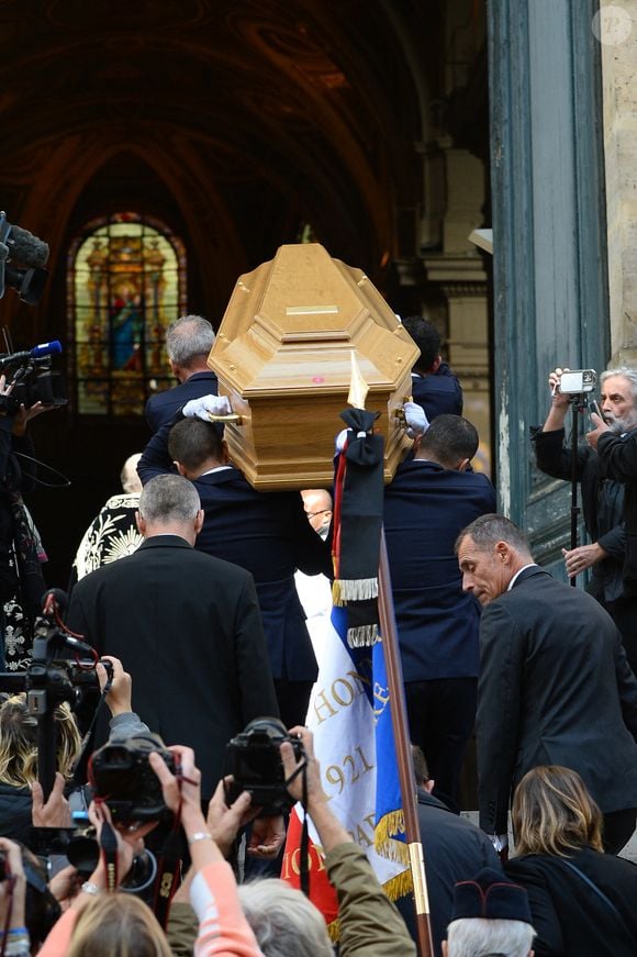 Sa fille, Claudia Squitieri, très présente, a offert un ultime adieu empreint de dignité. 

Cercueil de la défunte - Obsèques de Claudia Cardinale en l’église Saint-Roch de Paris, France, le 30 septembre 2025. © Bestimage