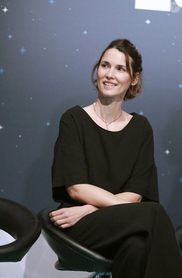 "Est-ce que ce sont les mères qui restent le plus souvent ?", lui demande la présentatrice. Affichant un sourire qui valide implicitement les propos de l'animatrice, elle répond : "J'ai envie de dire 99,9%".

Eglantine Eméyé - Soirée de remise de prix des documentaires lors de la 24ème édition du Festival des Créations TV au Casino de Luchon. Le 10 février 2022
© Christophe Aubert via Bestimage