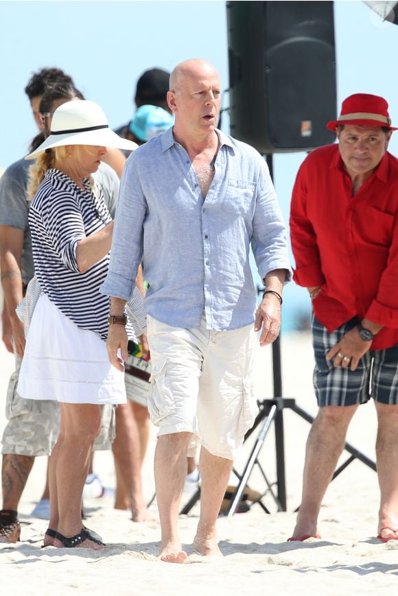 Bruce Willis, lors du tournage d'une publicité sur la plage de Miami le 24 mai 2016. © CPA / Bestimage