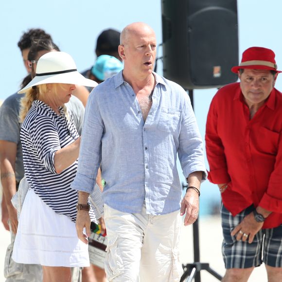 Bruce Willis, lors du tournage d'une publicité sur la plage de Miami le 24 mai 2016. © CPA / Bestimage