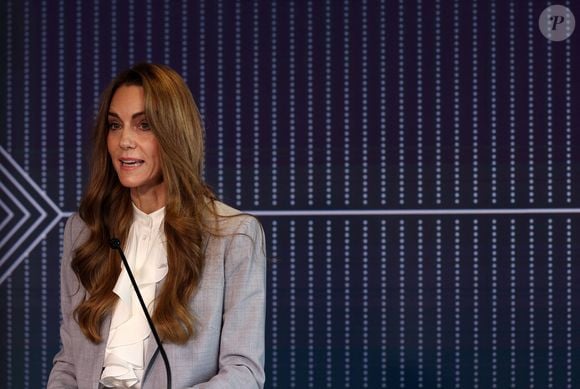 De nombreux internautes ont affirmé qu'elle portait une perruque.

Kate Middleton, princesse de Galles, quitte le Future Workforce Summit, organisé par la Royal Foundation et le Business Taskforce for Early Childhood à la Salesforce Tower, dans la City de Londres, le 18 novembre 2025. © Thomas Krych/ZUMA Press Wire/Bestimage