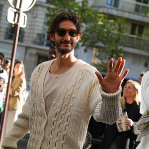 Pierre Niney assiste au défilé Lacoste Womenswear Spring/Summer 2026 dans le cadre de la semaine de la mode à Paris le 05 octobre 2025 à Paris, France. (Photo par Lucia Sabatelli / Bestimage)