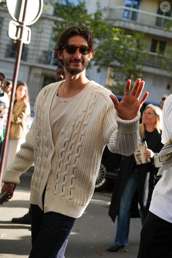 Pierre Niney assiste au défilé Lacoste Womenswear Spring/Summer 2026 dans le cadre de la semaine de la mode à Paris le 05 octobre 2025 à Paris, France. (Photo par Lucia Sabatelli / Bestimage)