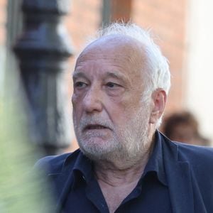 François Berléand - Arrivées aux obsèques de Nadia Farès en l'église Saint-Jean-de-Montmartre à Paris, le 24 avril 2026. N.Farès est décédée le 17 avril 2026 quelques jours après un "incident cardiaque" survenu le 12 avril 2026 dans la piscine du complexe sportif, Blanche (9ème). © Dominique Jacovides - Olivier Borde / Bestimage