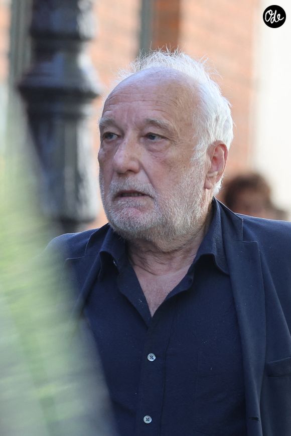 François Berléand - Arrivées aux obsèques de Nadia Farès en l'église Saint-Jean-de-Montmartre à Paris, le 24 avril 2026. N.Farès est décédée le 17 avril 2026 quelques jours après un "incident cardiaque" survenu le 12 avril 2026 dans la piscine du complexe sportif, Blanche (9ème). © Dominique Jacovides - Olivier Borde / Bestimage