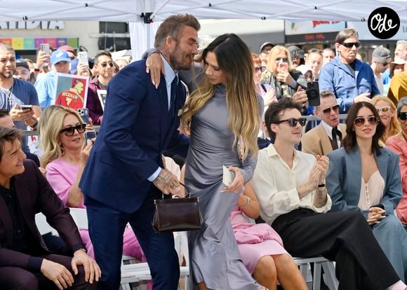 L'ancien footballeur britannique David Beckham et son épouse s'étreignent après les propos de Victoria, en présence de leur fils Cruz Beckham et de Jackie Apostel (de gauche à droite), lors d'une cérémonie d'inauguration en son honneur pour la 2 849e étoile du Hollywood Walk of Fame à Los Angeles, vendredi 12 juin 2026. Photo de Jim Ruymen/UPI/ABACAPRESS.COM