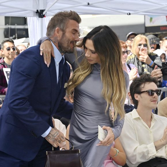 L'ancien footballeur britannique David Beckham et son épouse s'étreignent après les propos de Victoria, en présence de leur fils Cruz Beckham et de Jackie Apostel (de gauche à droite), lors d'une cérémonie d'inauguration en son honneur pour la 2 849e étoile du Hollywood Walk of Fame à Los Angeles, vendredi 12 juin 2026. Photo de Jim Ruymen/UPI/ABACAPRESS.COM