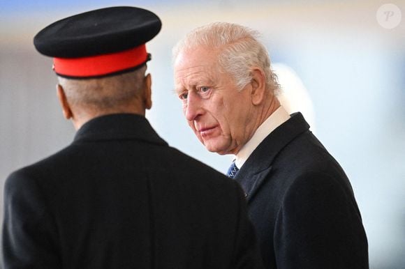 Le roi Charles III arrive avant la cérémonie d'accueil de l'émir du Qatar, Horse Guards Parade Visite d'État de l'émir du Qatar, Cheikh Tamim bin Hamad Al Thani, à Londres, Royaume-Uni, le 3 décembre 2024.