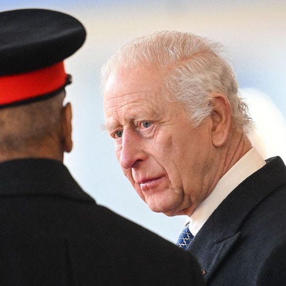 Le roi Charles III arrive avant la cérémonie d'accueil de l'émir du Qatar, Horse Guards Parade Visite d'État de l'émir du Qatar, Cheikh Tamim bin Hamad Al Thani, à Londres, Royaume-Uni, le 3 décembre 2024.