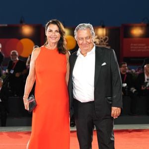 Christian Clavier et Isabelle De Araujo assistent au tapis rouge de la délégation du Filming Italy Award Venice lors de la 82e édition du Festival international du film de Venise le 31 août 2025 à Venise, en Italie. (Photo par Lucia Sabatelli / Bestimage)