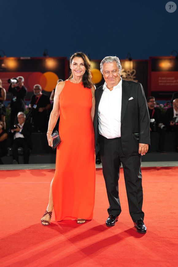 Christian Clavier et Isabelle De Araujo assistent au tapis rouge de la délégation du Filming Italy Award Venice lors de la 82e édition du Festival international du film de Venise le 31 août 2025 à Venise, en Italie. (Photo par Lucia Sabatelli / Bestimage)