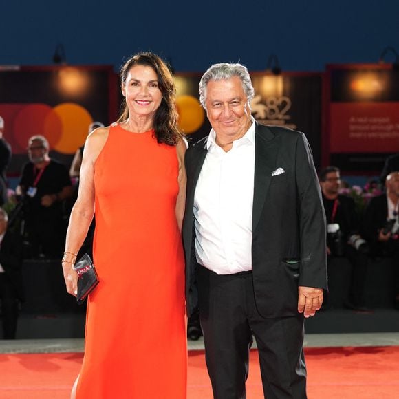 Christian Clavier et Isabelle De Araujo assistent au tapis rouge de la délégation du Filming Italy Award Venice lors de la 82e édition du Festival international du film de Venise le 31 août 2025 à Venise, en Italie. (Photo par Lucia Sabatelli / Bestimage)