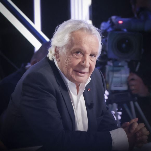 Ce que Michel Sardou apprécie par-dessus tout dans cette région, c’est le calme et la sérénité.

Exclusif - Michel Sardou sur le plateau de l'émission Touche pas à mon poste (TPMP) présentée en direct par C.Hanouna et diffusée sur C8
© Jack Tribeca / Bestimage