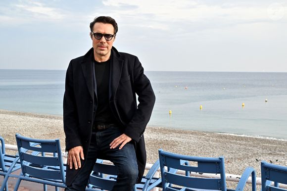 Nicolas Bedos lors d'un photocall en extérieur du film "Mascarade" lors de la 4ème édition du festival Cinéroman à Nice le 8 octobre 2022.  © Bruno Bebert / Bestimage