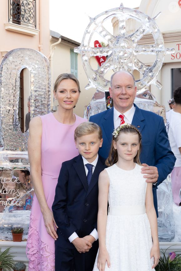Le prince Albert II de Monaco, la princesse Charlene et leurs enfants, le prince héréditaire Jacques et la princesse Gabriella - Célébration des 20 ans de règne du prince souverain Albert II de Monaco sur la place du Palais à Monaco, le 19 juillet 2025. © Olivier Huitel/Pool Monaco/Bestimage