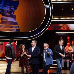 Six personnalités s'affrontent.
Exclusif - Bruno Guillon, Lola Dubini, Bruno Solo, Gil Alma, Max Boublil, Anne Roumanoff, Florent Peyre lors de l'enregistrement de l'émission "Qui Ment?" présentée par B.Guillon et diffusée le 23 juillet 2026 sur France 2, à Saint-Denis, Seine Daint-Denis, France, le 24 novembre 2025. © Jeremy Melloul/Bestimage