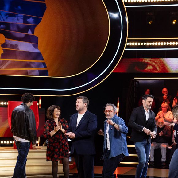 Six personnalités s'affrontent.
Exclusif - Bruno Guillon, Lola Dubini, Bruno Solo, Gil Alma, Max Boublil, Anne Roumanoff, Florent Peyre lors de l'enregistrement de l'émission "Qui Ment?" présentée par B.Guillon et diffusée le 23 juillet 2026 sur France 2, à Saint-Denis, Seine Daint-Denis, France, le 24 novembre 2025. © Jeremy Melloul/Bestimage