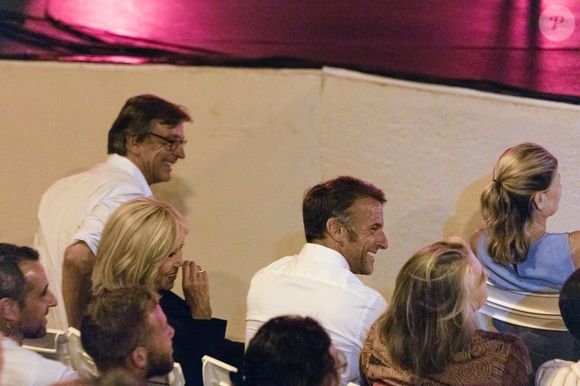 Philippe Rousselet, Brigitte Macron, le président Emmanuel Macron au spectacle de Dany Boon "Clown n'est pas un métier" lors du 41ème Festival de Ramatuelle le 12 août 2025. 
© Cyril Bruneau / Bestimage